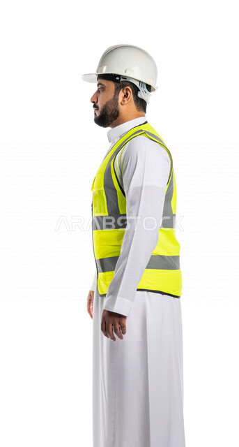 بورتريه من الجانب لمهندس عربي خليجي سعودي يرتدي الخوذة والسترة الخاصة بالعمل ، مهندس معماري محترف ،مهن و وظائف هندسية ،خلفية بيضاء