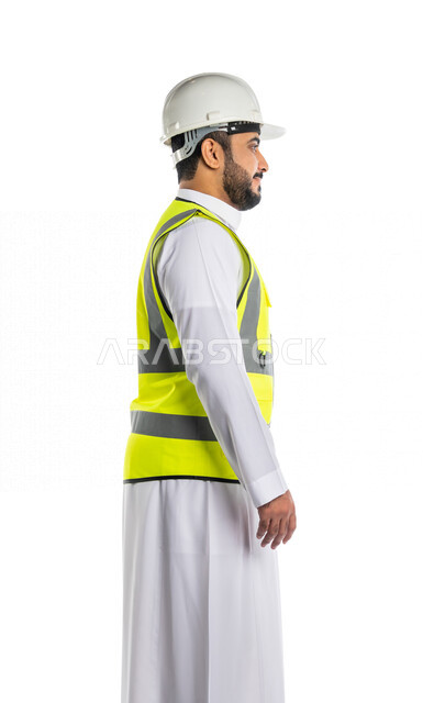 بورتريه من الجانب لمهندس عربي خليجي سعودي يرتدي الخوذة والسترة الخاصة بالعمل ، مهندس معماري محترف ،مهن و وظائف هندسية ،خلفية بيضاء