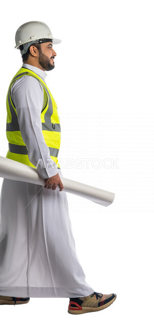 بورتريه من الجانب لمهندس عربي خليجي سعودي يرتدي قبعة و سترة الوقاية ، يحمل بيده ورقة مخطط وتصميم البناء، متابعة الاعمال والمشاريع ، خلفية بيضاء