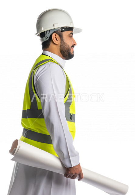 بورتريه من الجانب لمهندس عربي خليجي سعودي يرتدي قبعة و سترة الوقاية ، يحمل بيده ورقة مخطط وتصميم البناء، متابعة الاعمال والمشاريع ، خلفية بيضاء