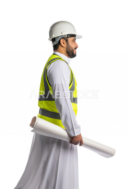 بورتريه من الجانب لمهندس عربي خليجي سعودي يرتدي قبعة و سترة الوقاية ، يحمل بيده ورقة مخطط وتصميم البناء، متابعة الاعمال والمشاريع ، خلفية بيضاء
