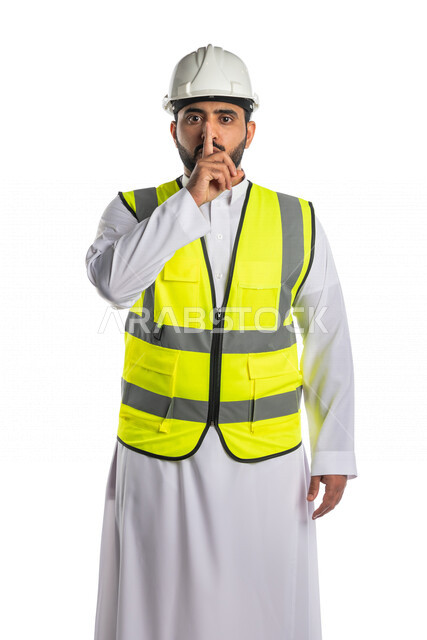 بورتريه لمهندس عربي خليجي سعودي يرتدي الخوذة والسترة الخاصة بالعمل ، ايماءة يده تدل على السكوت والانصات ، اشراف ومتابعة العمل ،اعطاء اوامر خاصة بالعمل،خلفية بيضاء