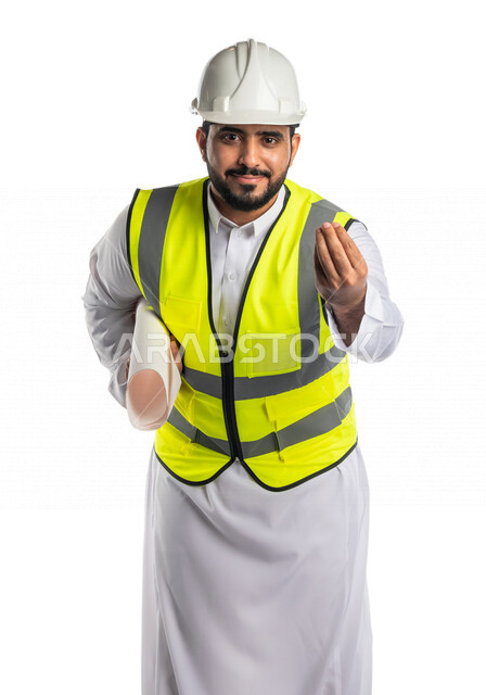 بورتريه لمهندس عربي خليجي سعودي يرتدي قبعة و سترة الوقاية ، يحمل بيده ورقة مخطط وتصميم البناء، ايماءة اليد يدل على التمهل والصبر والهدوء ، متابعة الاعمال والمشاريع ، خلفية بيضاء