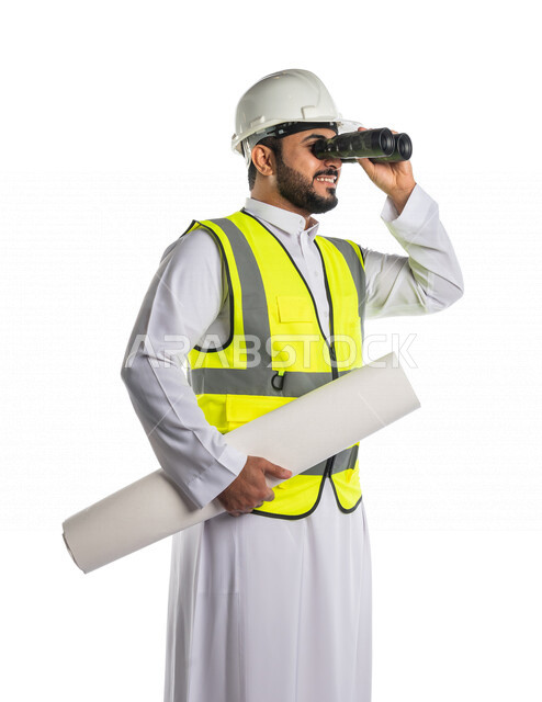 بورتريه لمهندس عربي خليجي سعودي يرتدي خوذة و سترة خاصة بالعمل، يحمل بيده اوراق مخطط البناء ، ينظر من خلال المنظار الى مكان ما ، موقع بناء ، مشروع عمل ، البحث عن شيء ،خلفية بيضاء