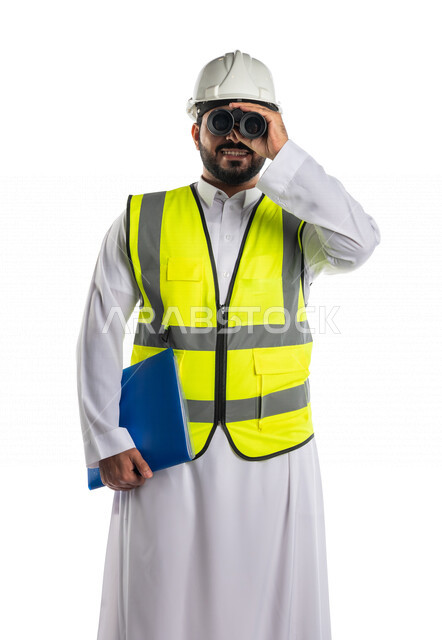 بورتريه لمهندس عربي خليجي سعودي يرتدي خوذة و سترة خاصة بالعمل، يحمل بيده ملف خاص بالعمل، ينظر من خلال المنظار الى مكان ما ، موقع بناء ، مشروع عمل ، البحث عن شيء ،خلفية بيضاء