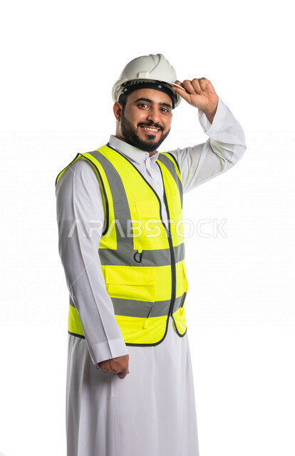 بورتريه لمهندس عربي خليجي سعودي يرتدي الخوذة والسترة الخاصة بالعمل ، مهندس معماري محترف ينظر الى الكاميرا، مهن و وظائف هندسية ،خلفية بيضاء
