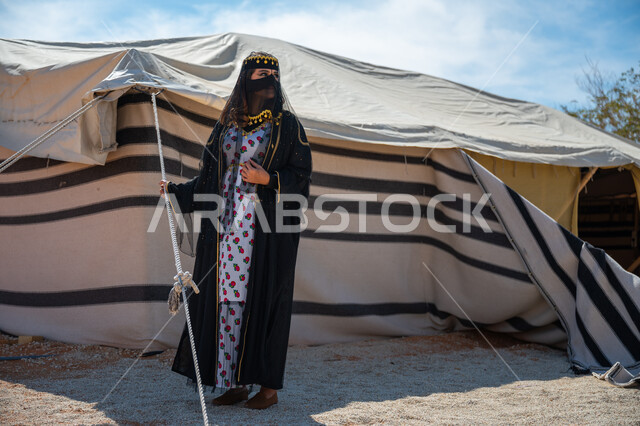 ذكرى تأسيس الدولة السعودية الأولى في 1727م، الشموخ والاعتزاز والفخر، امرأة عربية خليجية سعودية ترتدي العباءة والبرقع تقف بجوار الخيمة في الصحراء, إظهار حب الوطن والانتماء إليه، يوم بدينا  22 فبراير، ارتداء الزي الشعبي في المناسبة الوطنية