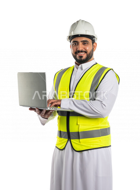 بورتريه لمهندس عربي خليجي سعودي يرتدي قبعة و سترة الوقاية ، يستخدم جهاز الحاسوب المحمول ،رسم المخططات من خلال البرامج الهندسية، متابعة الاعمال والمشاريع ، خلفية بيضاء