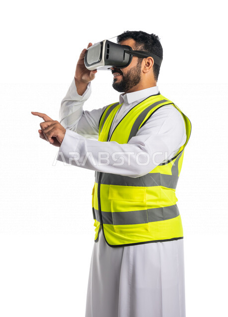 بورتريه لمهندس عربي خليجي سعودي يرتدي سترة خاصة بالعمل و نظارة الواقع الافتراضي ، يشير باصبع السبابة لهدف معين ،استخدام  تقنية الواقع الافتراضي في الهندسة المعمارية ، خلفية بيضاء