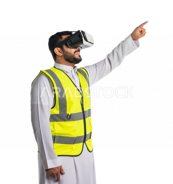 بورتريه لمهندس عربي خليجي سعودي يرتدي سترة خاصة بالعمل و نظارة الواقع الافتراضي ، يشير باصبع السبابة لهدف معين ،استخدام  تقنية الواقع الافتراضي في الهندسة المعمارية ، خلفية بيضاء