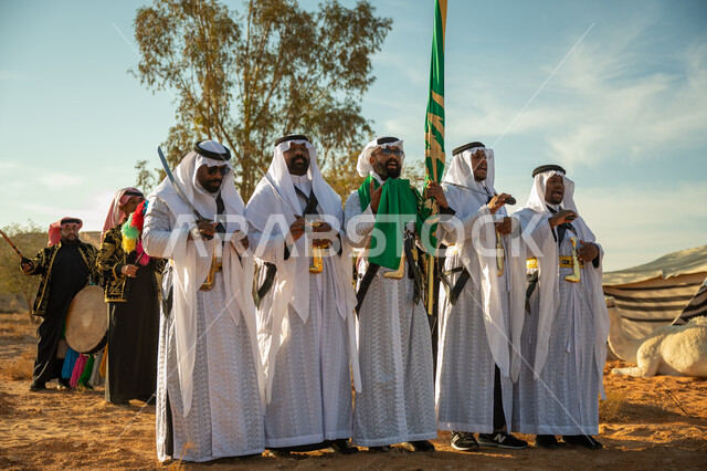 عرض فلكلوري تراثي في إحدى المناطق الصحراوية بالمملكة، فرقة للاحتفال بالعيد الوطني بالرقص بالسيوف وقرع الطبول، ذكرى تأسيس الدوله السعوديه الأولى ١٧٢٧ م، مفهوم حب الوطن والانتماء إليه، يوم بدينا ٢٢ فبراير، ارتداء زي العرضة النجدية الشعبية في مناسبة وطنية