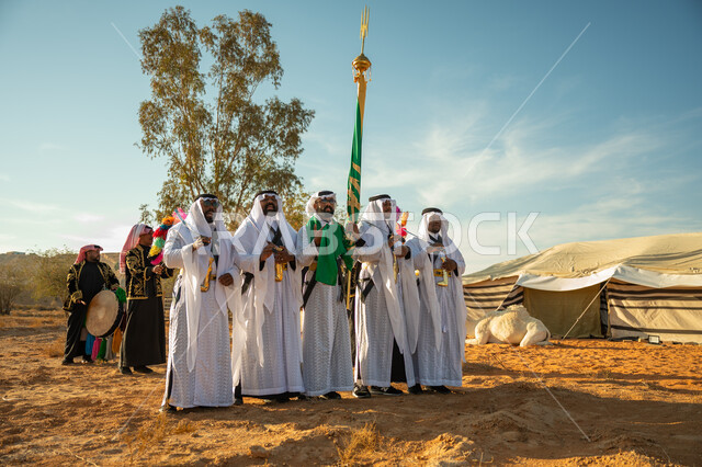 ارتداء زي العرضة النجدية الشعبية في مناسبة وطنية، فرقة عروض الفلكلور التراثي في احدى المناطق الصحراوية بالمملكة، مفهوم حب الوطن والانتماء إليه، يوم بدينا ٢٢ فبراير، ذكرى تأسيس الدوله السعوديه الأولى ١٧٢٧ م، الاحتفال بالعيد الوطني بالرقص بالسيوف وقرع الطبول 