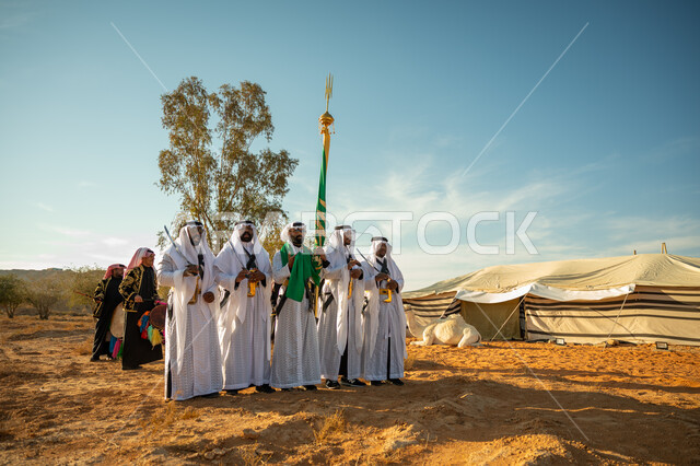 فرقة للاحتفال بالعيد الوطني بالرقص بالسيوف وقرع الطبول، ذكرى تأسيس الدوله السعوديه الأولى ١٧٢٧ م، عروض الفلكلور التراثي في إحدى المناطق الصحراوية بالمملكة، مفهوم حب الوطن والانتماء إليه، يوم بدينا ٢٢ فبراير، ارتداء زي العرضة النجدية الشعبية في مناسبة وطنية