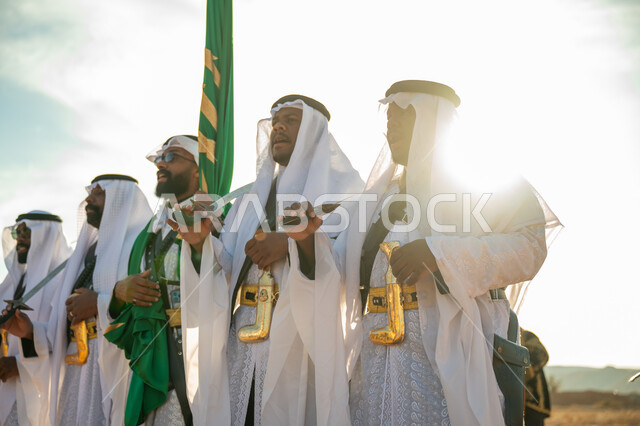 عرض فلكلوري تراثي في إحدى المناطق الصحراوية بالمملكة، فرقة للاحتفال بالعيد الوطني بالرقص بالسيوف وقرع الطبول، ذكرى تأسيس الدوله السعوديه الأولى ١٧٢٧ م، مفهوم حب الوطن والانتماء إليه، يوم بدينا ٢٢ فبراير، ارتداء زي العرضة النجدية الشعبية في مناسبة وطنية