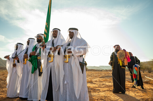 فرقة للاحتفال بالعيد الوطني بالرقص بالسيوف وقرع الطبول، ذكرى تأسيس الدوله السعوديه الأولى ١٧٢٧ م، عروض الفلكلور التراثي في إحدى المناطق الصحراوية بالمملكة، مفهوم حب الوطن والانتماء إليه، يوم بدينا ٢٢ فبراير، ارتداء زي العرضة النجدية الشعبية في مناسبة وطنية