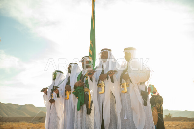 فرقة للاحتفال بالعيد الوطني بالرقص بالسيوف وقرع الطبول، ذكرى تأسيس الدوله السعوديه الأولى ١٧٢٧ م، عروض الفلكلور التراثي في إحدى المناطق الصحراوية بالمملكة، مفهوم حب الوطن والانتماء إليه، يوم بدينا ٢٢ فبراير، ارتداء زي العرضة النجدية الشعبية في مناسبة وطنية
