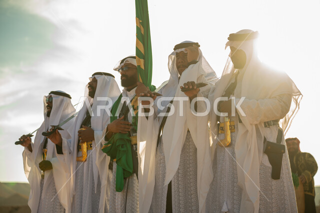 عرض فلكلوري تراثي في إحدى المناطق الصحراوية بالمملكة، فرقة للاحتفال بالعيد الوطني بالرقص بالسيوف وقرع الطبول، ذكرى تأسيس الدوله السعوديه الأولى ١٧٢٧ م، مفهوم حب الوطن والانتماء إليه، يوم بدينا ٢٢ فبراير، ارتداء زي العرضة النجدية الشعبية في مناسبة وطنية