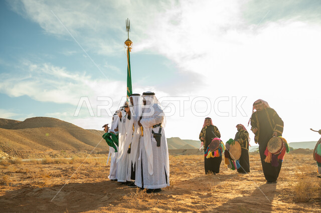 عرض فلكلوري تراثي في إحدى المناطق الصحراوية بالمملكة، فرقة للاحتفال بالعيد الوطني بالرقص بالسيوف وقرع الطبول، ذكرى تأسيس الدوله السعوديه الأولى ١٧٢٧ م، مفهوم حب الوطن والانتماء إليه، يوم بدينا ٢٢ فبراير، ارتداء زي العرضة النجدية الشعبية في مناسبة وطنية
