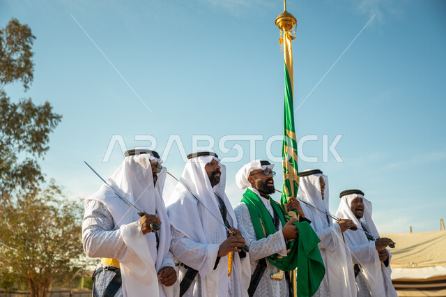 عروض الفلكلور التراثي في إحدى المناطق الصحراوية بالمملكة، مفهوم حب الوطن والانتماء إليه، فرقة للاحتفال بالعيد الوطني بالرقص بالسيوف وقرع الطبول، يوم بدينا ٢٢ فبراير، ارتداء زي العرضة النجدية الشعبية في مناسبة وطنية، ذكرى تأسيس الدوله السعوديه الأولى ١٧٢٧ م
