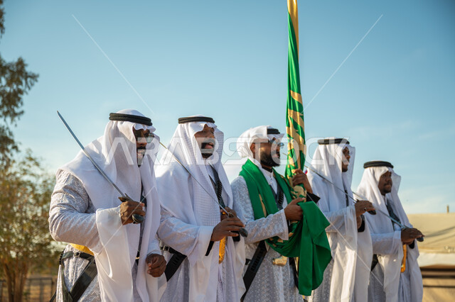 يوم بدينا ٢٢ فبراير، فرقة عروض الفلكلور التراثي في احدى المناطق الصحراوية بالمملكة، ارتداء زي العرضة النجدية الشعبية في مناسبة وطنية، مفهوم حب الوطن والانتماء إليه، ذكرى تأسيس الدوله السعوديه الأولى ١٧٢٧ م، الاحتفال بالعيد الوطني بالرقص بالسيوف وقرع الطبول 