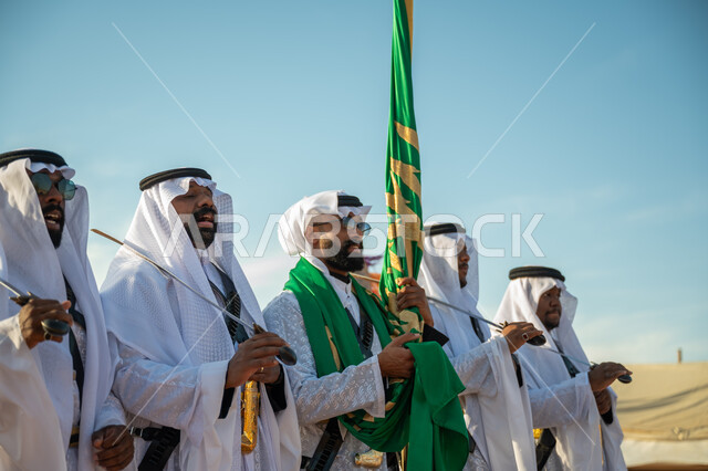 الاحتفال بالعيد الوطني بالرقص بالسيوف وقرع الطبول، يوم بدينا ٢٢ فبراير، فرقة عروض الفلكلور التراثي في احدى المناطق الصحراوية بالمملكة، ارتداء زي العرضة النجدية الشعبية في مناسبة وطنية، مفهوم حب الوطن والانتماء إليه، ذكرى تأسيس الدوله السعوديه الأولى ١٧٢٧ م