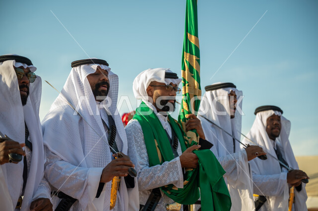 يوم بدينا ٢٢ فبراير، فرقة عروض الفلكلور التراثي في احدى المناطق الصحراوية بالمملكة، ارتداء زي العرضة النجدية الشعبية في مناسبة وطنية، مفهوم حب الوطن والانتماء إليه، ذكرى تأسيس الدوله السعوديه الأولى ١٧٢٧ م، الاحتفال بالعيد الوطني بالرقص بالسيوف وقرع الطبول 