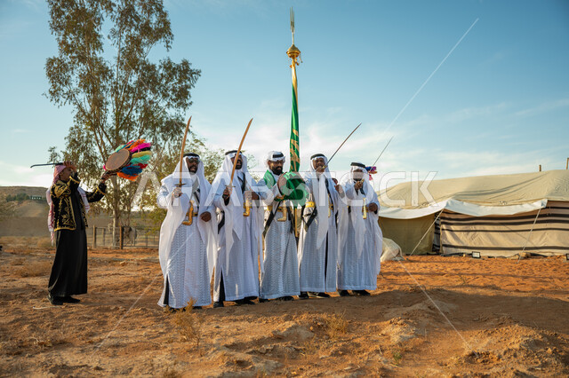 يوم بدينا ٢٢ فبراير، فرقة عروض الفلكلور التراثي في احدى المناطق الصحراوية بالمملكة، ارتداء زي العرضة النجدية الشعبية في مناسبة وطنية، مفهوم حب الوطن والانتماء إليه، ذكرى تأسيس الدوله السعوديه الأولى ١٧٢٧ م، الاحتفال بالعيد الوطني بالرقص بالسيوف وقرع الطبول 