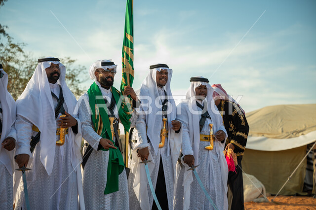 يوم بدينا ٢٢ فبراير، فرقة عروض الفلكلور التراثي في احدى المناطق الصحراوية بالمملكة، ارتداء زي العرضة النجدية الشعبية في مناسبة وطنية، مفهوم حب الوطن والانتماء إليه، ذكرى تأسيس الدوله السعوديه الأولى ١٧٢٧ م، الاحتفال بالعيد الوطني بالرقص بالسيوف وقرع الطبول 