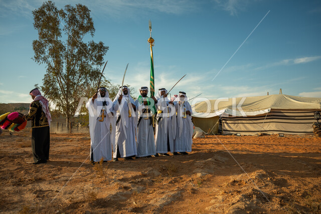 فرقة عروض الفلكلور التراثي في احدى المناطق الصحراوية بالمملكة، ارتداء زي العرضة النجدية الشعبية في مناسبة وطنية، مفهوم حب الوطن والانتماء إليه، يوم بدينا ٢٢ فبراير، ذكرى تأسيس الدوله السعوديه الأولى ١٧٢٧ م، الاحتفال بالعيد الوطني بالرقص بالسيوف وقرع الطبول 