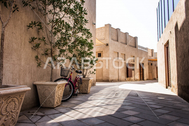 جولة داخل منطقة الشندغة التاريخية في حي خور دبي في دولة الإمارات العربية المتحدة ، السياحة في الإمارات ، معالم أثرية سياحية شهيرة في الإمارات ، المدينة التاريخية في دبي بتصميم معماري عربي إسلامي قديم ، معالم تاريخية تراثية في دبي