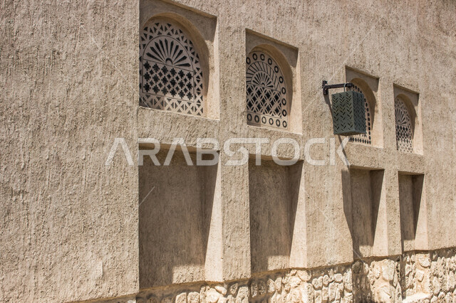 صورة مقربة لجدار إحدى المباني الأثرية في منطقة الشندغة التاريخية في حي خور دبي في دولة الإمارات العربية المتحدة ، السياحة في الإمارات ، معالم أثرية سياحية شهيرة في الإمارات ، المدينة التاريخية في دبي ، معالم تاريخية تراثية
