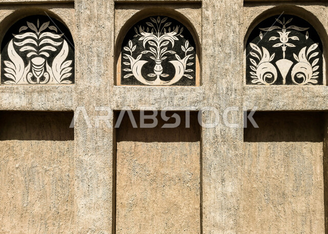 صورة مقربة لجدار إحدى المباني الأثرية في منطقة الشندغة التاريخية في حي خور دبي في دولة الإمارات العربية المتحدة ، السياحة في الإمارات ، معالم أثرية سياحية شهيرة في الإمارات ، المدينة التاريخية في دبي ، معالم تاريخية تراثية