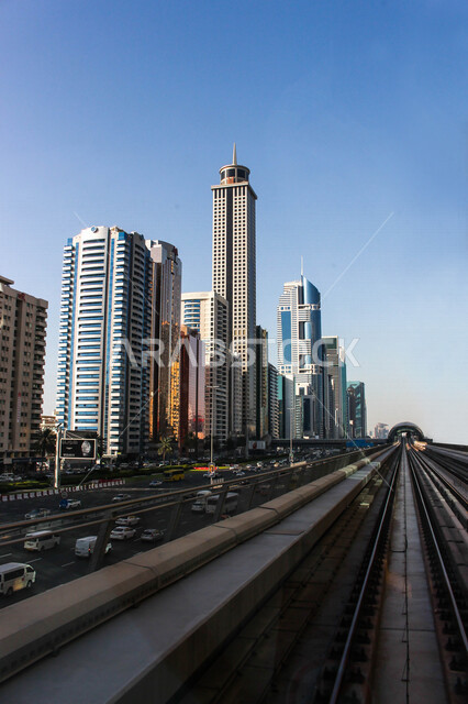 مترو دبي في الإمارات العربية المتحدة، شبكة سكة حديد للنقل السريع في مدينة دبي، الطرق والشوارع والسيارات، محطات مترو دبي، ، المعالم السياحية في الإمارات