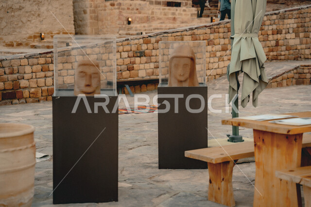 مجسمات حجرية في ورشة فنية للأشغال اليدوية في متحف بالبلدة القديمة, المعالم السياحية الثقافية المشهورة في المملكة العربية السعودية, الاماكن التاريخية التراثية, المناطق الشعبية الأثرية, السياحة في مدينة العلا