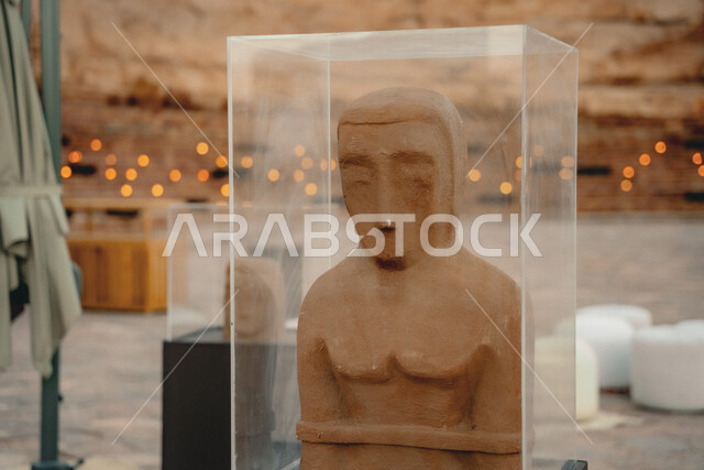 مجسم حجري في ورشة فنية للأشغال اليدوية في متحف بالبلدة القديمة, المعالم السياحية الثقافية المشهورة في المملكة العربية السعودية, الاماكن التاريخية التراثية, المناطق الشعبية الأثرية, السياحة في مدينة العلا