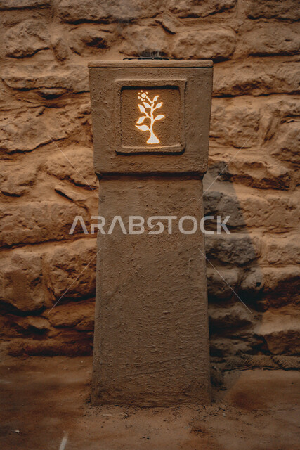 مبخرة حجرية في متحف في البلدة القديمة, السياحة في مدينة العلا, الاماكن التاريخية التراثية, المناطق الشعبية الأثرية, المعالم السياحية الثقافية المشهورة في المملكة العربية السعودية