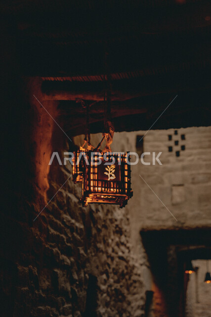 مصباحان مضيئان معلقان في متحف في البلدة القديمة, المعالم السياحية الأثرية الشعبية المشهورة في المملكة العربية السعودية, الاماكن التاريخية التراثية, السياحة في مدينة العلا