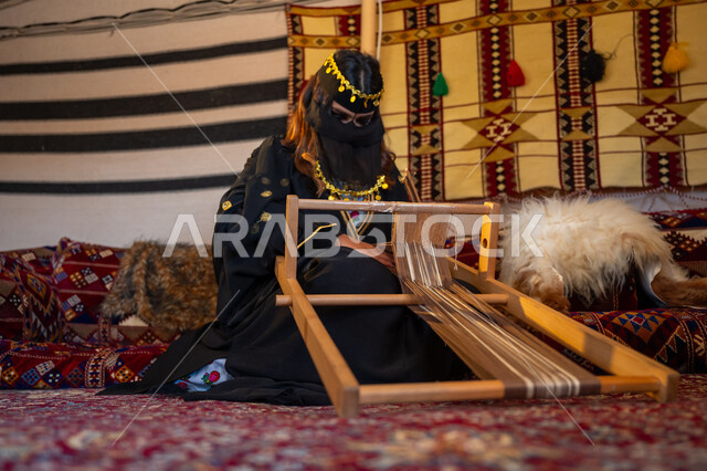 مهنة تقليدية قديمة, ارتداء الزي الشعبي في المناسبة الوطنية، ذكرى تأسيس الدولة السعودية الأولى في 1727م، امرأة عربية خليجية سعودية ترتدي العباءة والبرقع تجلس داخل الخيمة تقوم بحياكة وغزل الأنسجة والقماش, يوم بدينا  22 فبراير، حرفة يدوية تاريخية, منتج محلي وطني