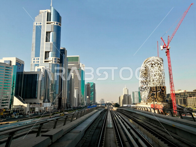 مترو دبي في الإمارات العربية المتحدة، شبكة سكة حديد للنقل السريع في مدينة دبي، الطرق والشوارع والسيارات، محطات مترو دبي، ، المعالم السياحية في الإمارات