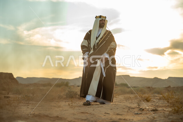 اظهار الولاء و التفاني للبلاد, ذكرى تاسيس الدوله السعوديه الاولى 1727 م, يوم بدينا 22 فبراير، رجل عربي خليجي سعودي يرتدي الغترة والبشت يتجول في الصحراء وينظر الى شيء ما, مفهوم حب الوطن و الانتماء اليه, مناسبة شعبيه وطنيه, خلفية الصحراء