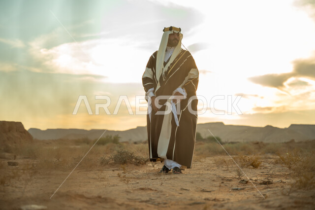 مفهوم حب الوطن و الانتماء اليه, مناسبه شعبيه وطنيه, اظهار الولاء و التفاني للبلاد, ذكرى تاسيس الدوله السعوديه الاولى 1727 م, يوم بدينا 22 فبراير، رجل عربي خليجي سعودي يرتدي الغترة والبشت يتجول في الصحراء و ينظر الى شيء ما, خلفية الصحراء