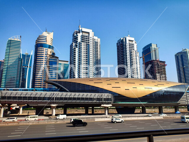 مترو دبي في الإمارات العربية المتحدة، شبكة سكة حديد للنقل السريع في مدينة دبي، الطرق والشوارع والسيارات، محطات مترو دبي، ، المعالم السياحية في الإمارات