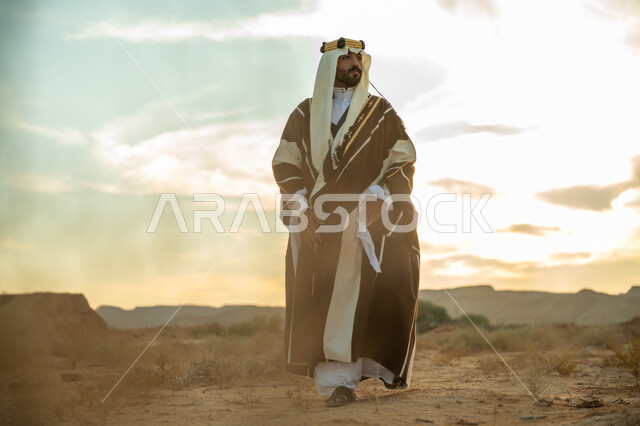 مناسبة شعبيه وطنيه, اظهار الولاء و التفاني للبلاد, ذكرى تاسيس الدوله السعوديه الاولى 1727 م, يوم بدينا 22 فبراير، رجل عربي خليجي سعودي يرتدي الغترة والبشت يتجول في الصحراء وقت غروب الشمس, مفهوم حب الوطن و الانتماء اليه, خلفية الصحراء