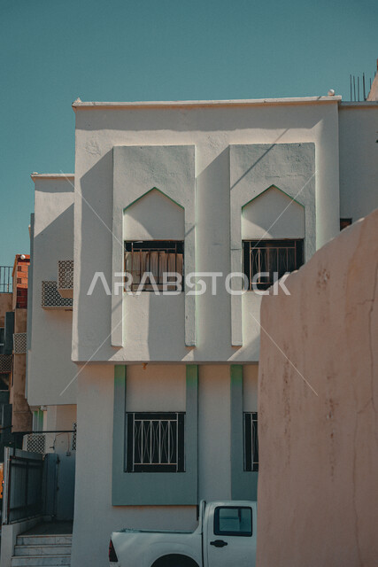 مبنى أبيض بتصميم معماري مميز, الفن الهندسي على الطراز القديم, السياحة في مدينة العلا، المباني التاريخية الأثرية, الأماكن السياحية التراثية المشهورة في المملكة العربية السعودية