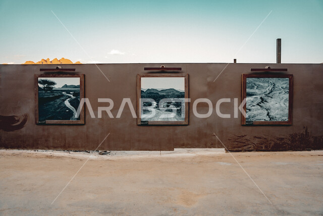 لوحات فنية معلقة في إحدى الطرق في البلدة القديمة, الاماكن التاريخية التراثية, المعالم السياحية الأثرية الشعبية المشهورة في المملكة العربية السعودية, السياحة في مدينة العلا