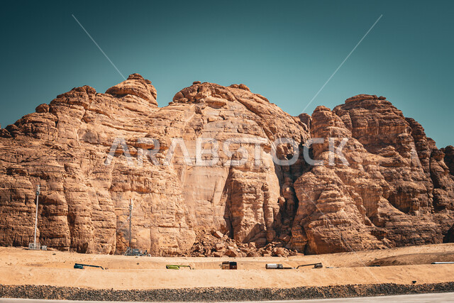 التضاريس والمرتفعات الجبلية, البيئة الجافة والقاسية في المناطق الصحراوية, المعالم الطبيعية السياحية في المملكة العربية السعودية, أماكن السياحة المشهورة في العلا, الطبيعة الصخرية للجبال في مدينة العلا