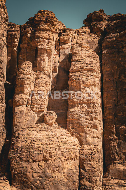 البيئة الجافة والقاسية في المناطق الصحراوية, المعالم الطبيعية السياحية في المملكة العربية السعودية, أماكن السياحة المشهورة في العلا, الطبيعة الصخرية للجبال في مدينة العلا, التضاريس والمرتفعات الجبلية