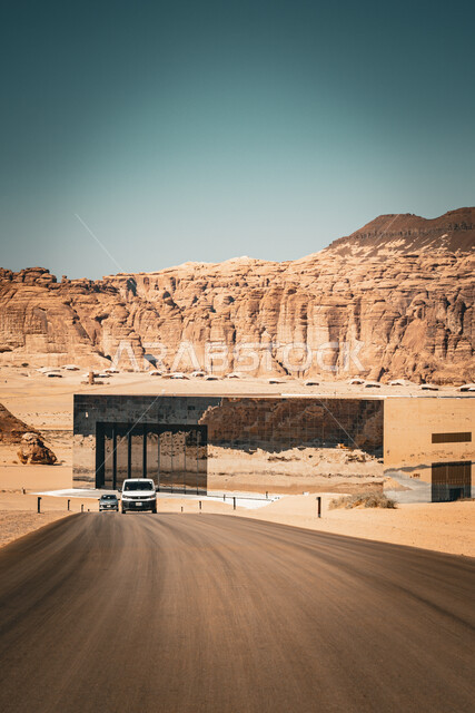 طريق اسفلتي معبد في مدينة العلا, خط سير السيارات وسط الصحراء, التضاريس والمرتفعات الجبلية, البيئة الجافة والقاسية في المناطق الصحراوية, الأماكن والمعالم السياحية الطبيعية المشهورة في المملكة العربية السعودية