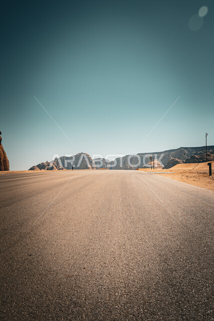 طريق اسفلتي معبد في مدينة العلا, خط سير السيارات وسط الصحراء, التضاريس والمرتفعات الجبلية, البيئة الجافة والقاسية في المناطق الصحراوية, الأماكن والمعالم السياحية الطبيعية المشهورة في المملكة العربية السعودية