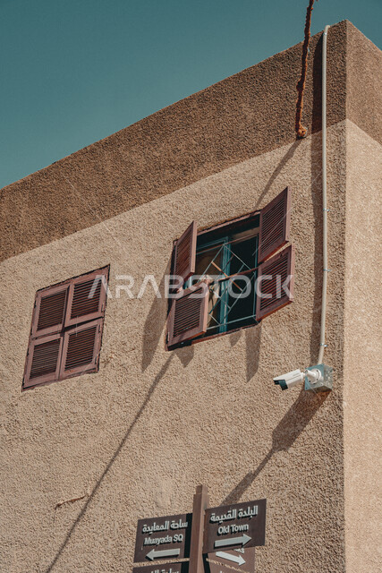 لافتات إرشادية في إحدى الطرق في حي الجديدة, لوحات توضيحية باللغة العربية والإنجليزية, السياحة في مدينة العلا, الاماكن التاريخية التراثية, المعالم السياحية الأثرية المشهورة في المملكة العربية السعودية